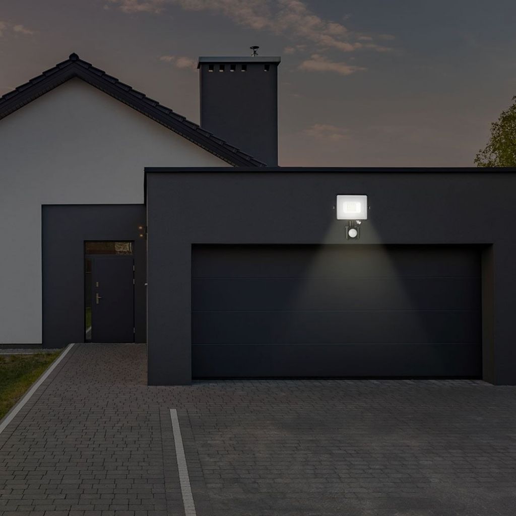 20W LED Reflektor s Senzorjem Cut-OFF Črno Ohišje 6400K